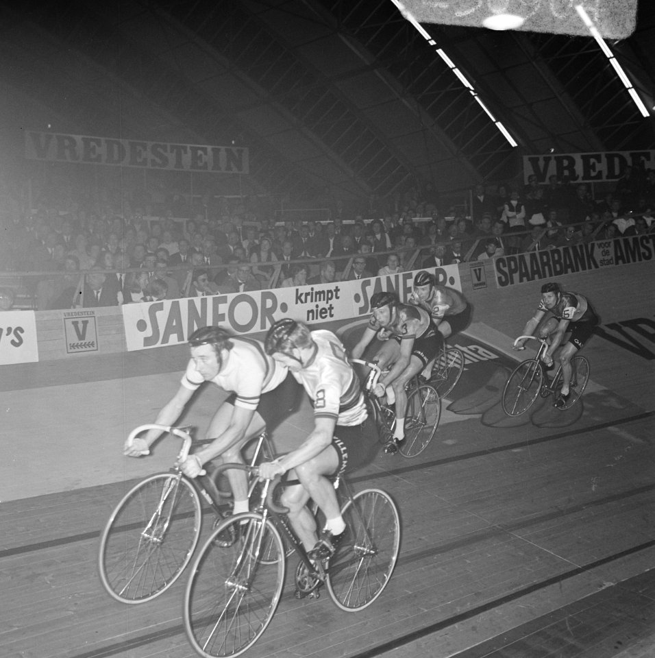 Finish zesdaagse wielrennen RAI Amsterdam. Winnend koppel Post (links) en Deloof, Bestanddeelnr 923-0904