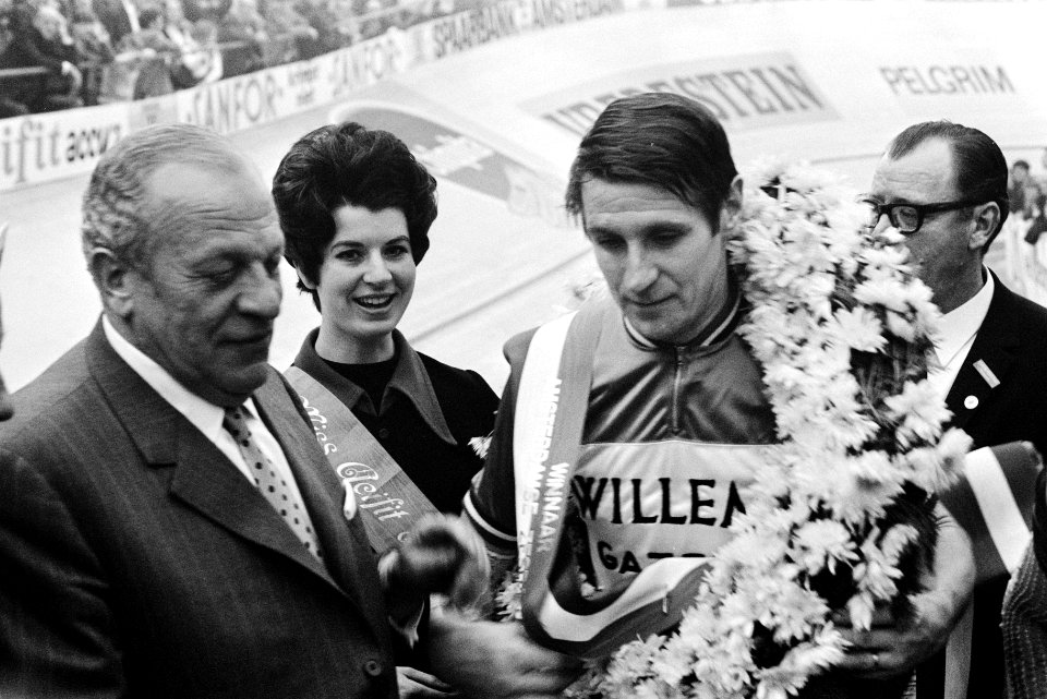 Finish zesdaagse wielrennen RAI Amsterdam. Winnend koppel Post (links) en Deloof, Bestanddeelnr 923-0898
