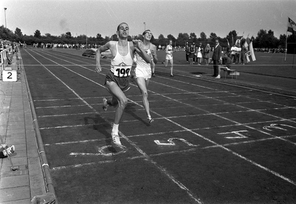 Finish van de 400 meter heren links Fred van Herpen, rechts Rein vd Heuvel, Bestanddeelnr 921-5685