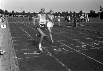 Finish van de 400 meter heren links Fred van Herpen, rechts Rein vd Heuvel, Bestanddeelnr 921-5685