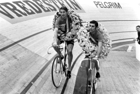 Finish zesdaagse wielrennen RAI Amsterdam. Winnend koppel Post (links) en Deloof, Bestanddeelnr 923-0896