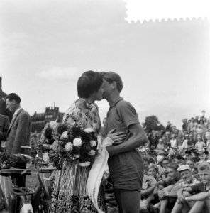 Finish Tour de Verenigde Naties te Arnhem Felicitatie van de winnaar door Hanni, Bestanddeelnr 908-8329