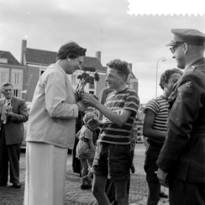 Finish Tour de Verenigde Naties te Arnhem Felicitatie van de winnaar, Bestanddeelnr 908-8326