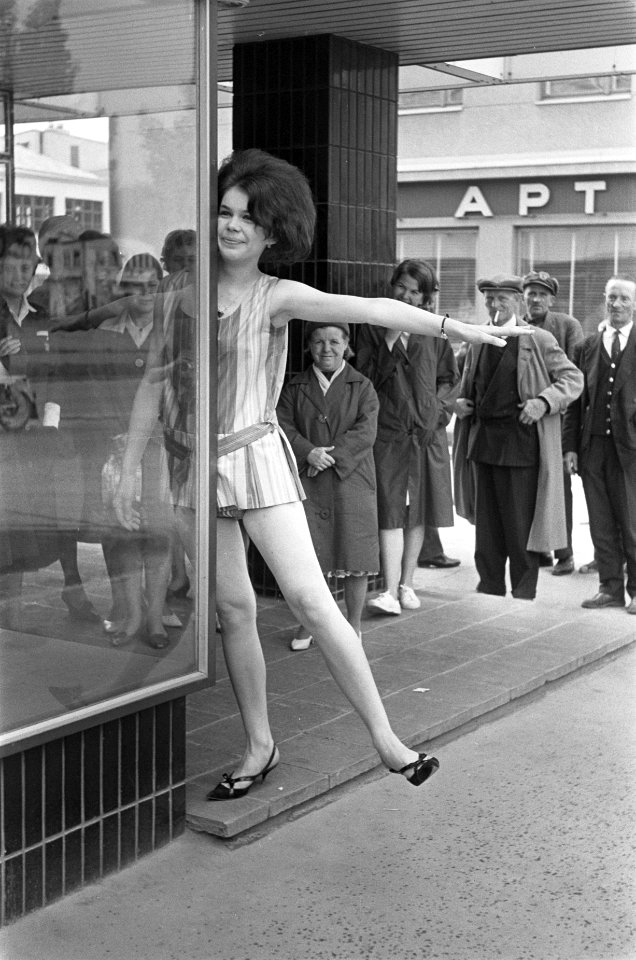 Finse damesmodeshow op straat, Bestanddeelnr 920-4677