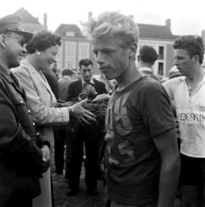 Finish Tour de Verenigde Naties te Arnhem Felicitatie van de winnaar, Bestanddeelnr 908-8325