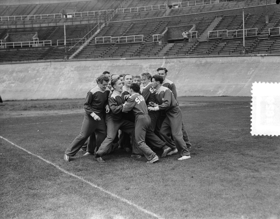 Fins elftal traint in Olympisch Stadion, Bestanddeelnr 904-8205