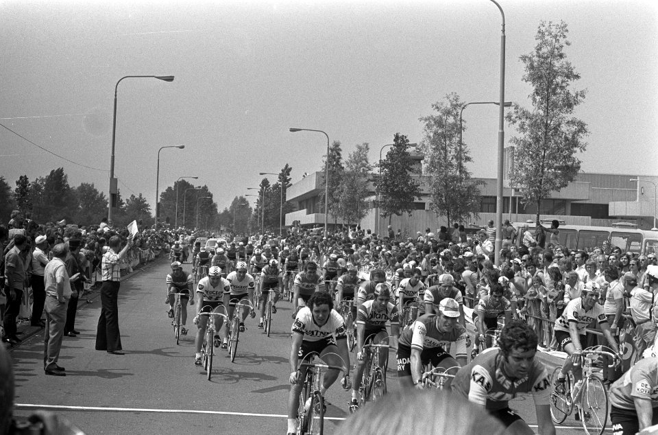 Finish eerste etappe Tour de France , Scheveningen naar Rotterdam, Peleton arriv, Bestanddeelnr 926-5195