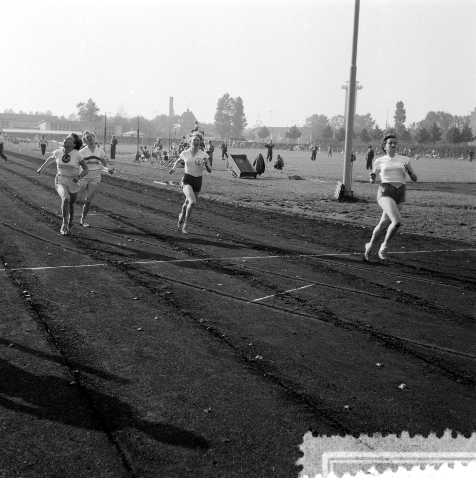 Finish 200 meter dames kampioenschap van Nederland te Rotterdam Eerste H Bloem, Bestanddeelnr 908-0192
