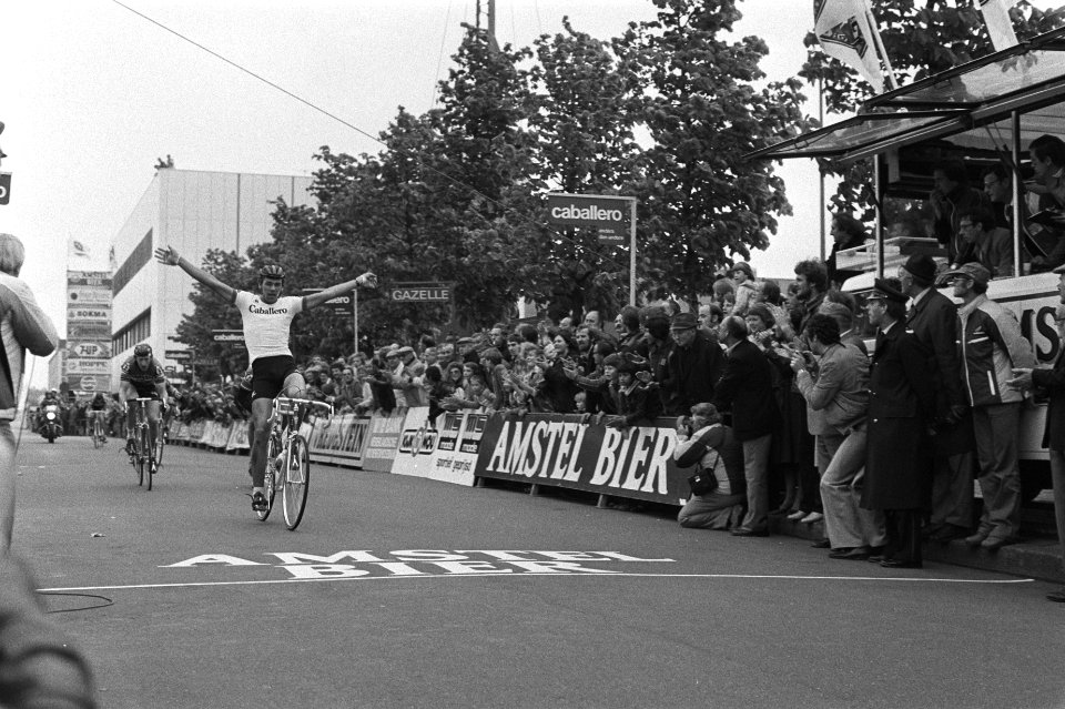 Finish Olympias Tour ( Amsterdam Noord ), etappewinnaar Jos Lammertink passeert , Bestanddeelnr 929-7410