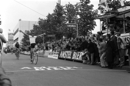 Finish Olympias Tour ( Amsterdam Noord ), etappewinnaar Jos Lammertink passeert , Bestanddeelnr 929-7410