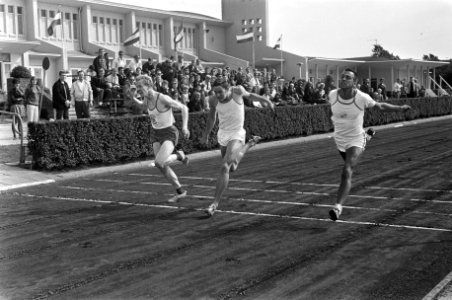 Finish van de 100 meter hardlopen vlnr. Langemeijer, de Noorlander , Noordenbos, Bestanddeelnr 921-6407
