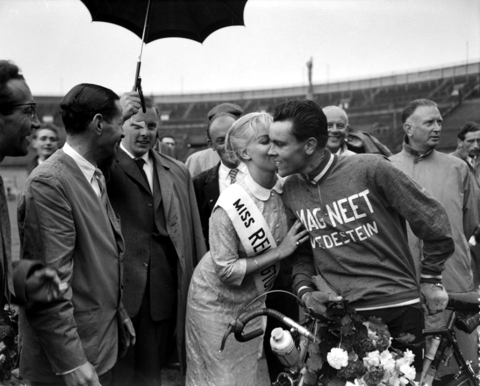 Finish ronde van Nederland in het Olympisch stadion te Amsterdam, etappewinnaar , Bestanddeelnr 909-6556