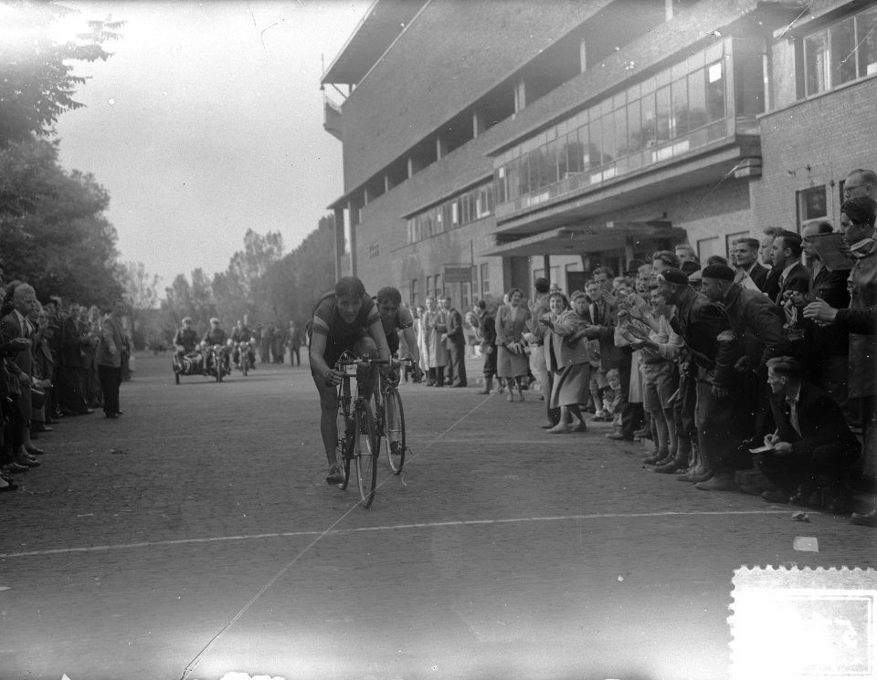 Finish Ronde van IJsselmeer bij het Olympisch Stadion te Amsterdam, Bestanddeelnr 905-7649
