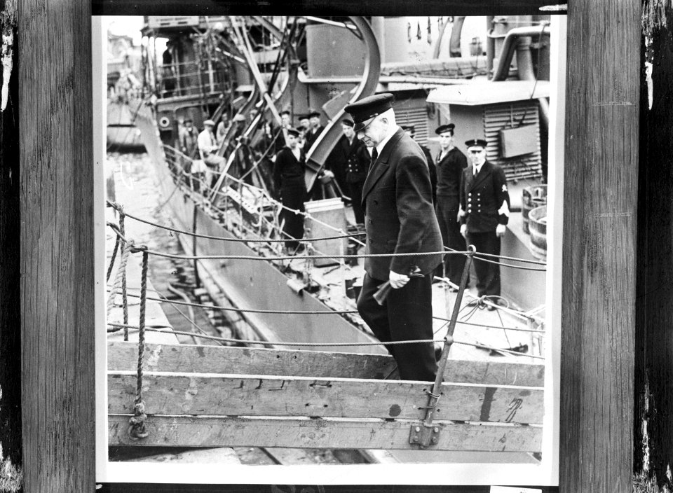 First Lord of the Admiralty A.V. Alexander gaat van boord van een Nederlands oo, Bestanddeelnr 935-0058
