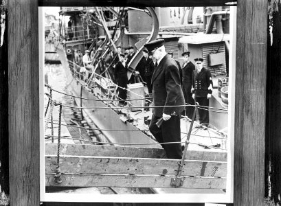 First Lord of the Admiralty A.V. Alexander gaat van boord van een Nederlands oo, Bestanddeelnr 935-0058