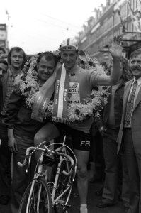 Finish Olympias Ronde van Nederland in Amsterdam, Fedor den Hertog en ploegleide, Bestanddeelnr 926-4170