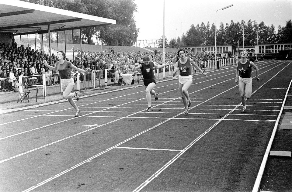 Finish van de 100 meter dames, Bestanddeelnr 923-6441