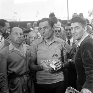 Finish Parijs. Fausto Coppi, winnaar van het algemeen klassement en drager van d, Bestanddeelnr 905-2272
