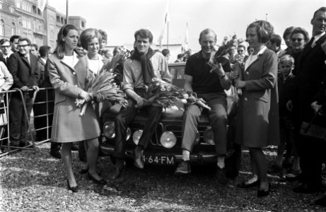 Finish Tulpenrallye, Rob Slotenmaker (rechts) en Rob Janssen , winnaars toerklas, Bestanddeelnr 921-2849