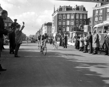 Finish Olympiatour Schuring en Biepvanger over de finish, Bestanddeelnr 913-9792