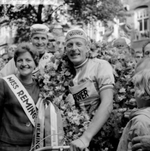 Finish Olympiatour in de Javastraat. Mik Snijder en Miss Remington, Bestanddeelnr 912-5993