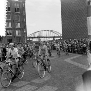 Finish Tour de Verenigde Naties te Arnhem Rijdend naar de eindstreep, Bestanddeelnr 908-8321