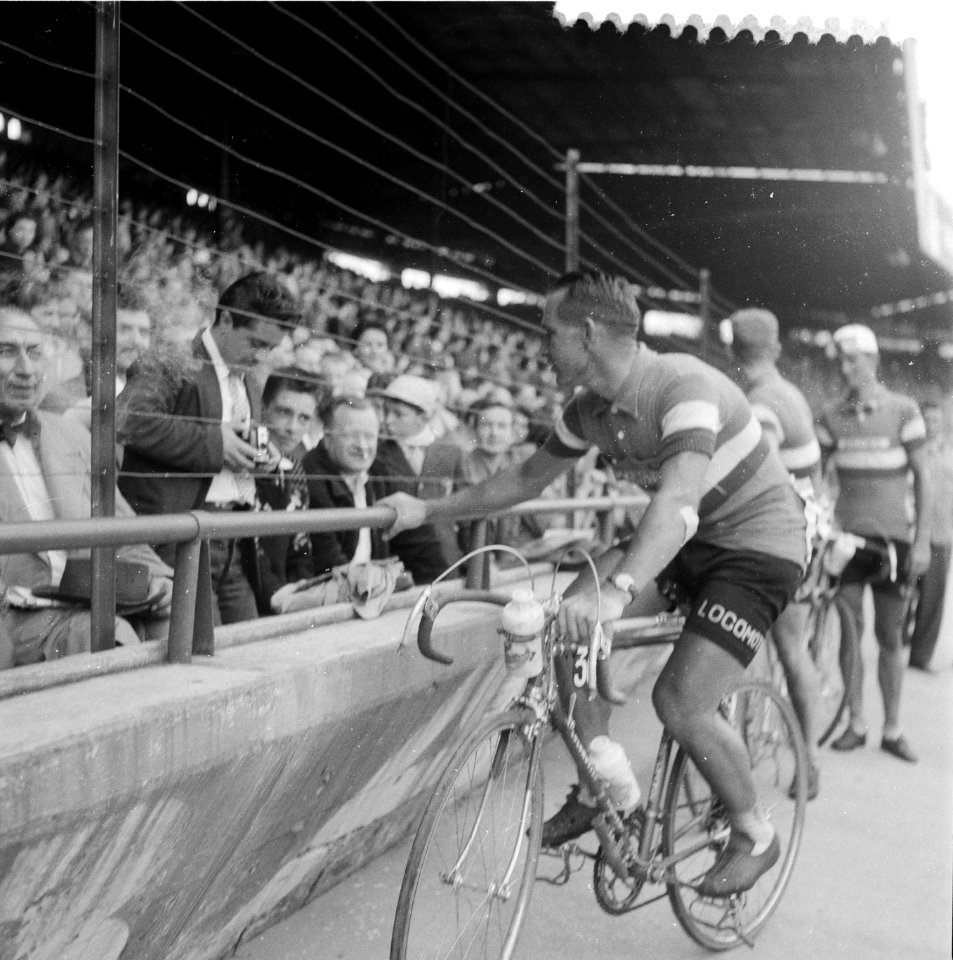 Finish Tour de France in het Parc des Prince in Parijs Wim van Est gefotografeer, Bestanddeelnr 908-7905