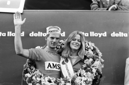 Finish Olympias Ronde van Nederland , winnaar Leo van Vliet in de krans en toerm, Bestanddeelnr 928-6267