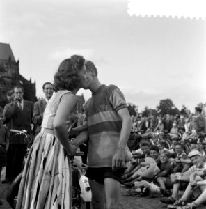 Finish Tour de Verenigde Naties te Arnhem Felicitatie van de winnaar, Bestanddeelnr 908-8324