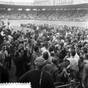 Finish Parijs. Winnaar Fausto Coppi temidden van een massa fotografen, journali…, Bestanddeelnr 905-2286