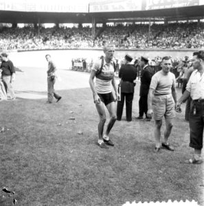 Finish Parijs. Jan Nolten met verzorger en ploegleider Kees Pellenaars, Bestanddeelnr 905-2282
