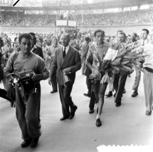 Finish Parijs. Winnaar Fausto Coppi met bloemen, Bestanddeelnr 905-2273