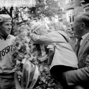 Finish Olympiatour in de Javastraat. Mik Snijder en zijn dochtertje, Bestanddeelnr 912-5996