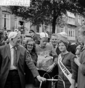 Finish Olympiatour in de Javastraat. Mik Snijder en Miss Remington, Bestanddeelnr 912-5991