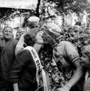 Finish Olympiatour in de Javastraat. Kus van Miss Remington voor Mik Snijder, Bestanddeelnr 912-5994