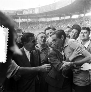 Finish Parijs. Fausto Coppi, leider in het Algemeen Klassement wordt omhelsd doo, Bestanddeelnr 905-2271