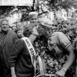 Finish Olympiatour in de Javastraat. Kus van Miss Remington voor Mik Snijder, Bestanddeelnr 912-5995