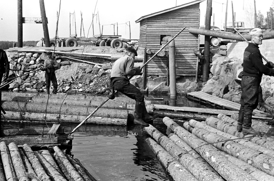 Finland, Helsinki, houtvlotters aan het werk, Bestanddeelnr 917-7241