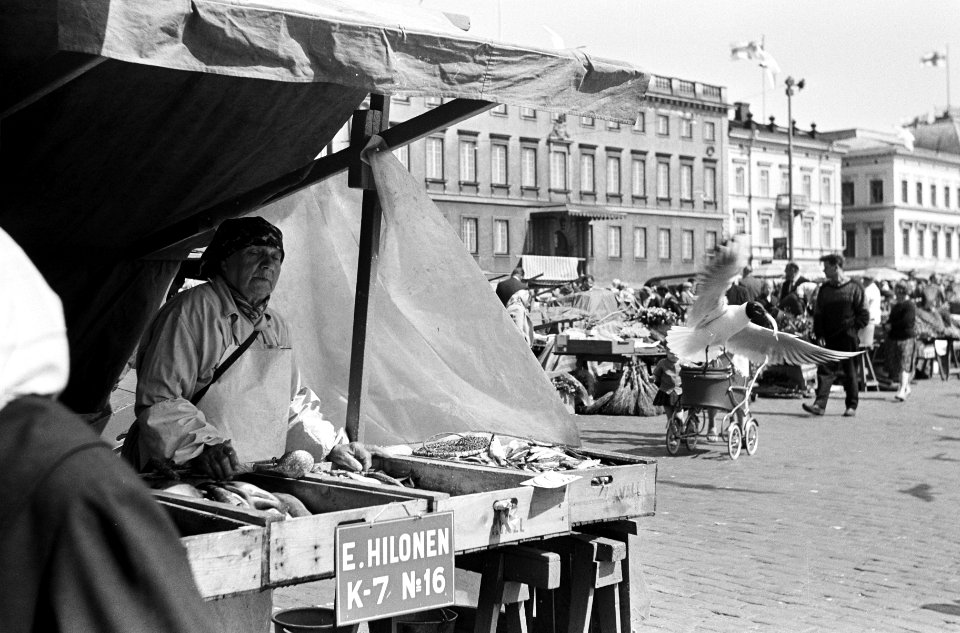Finland, Helsinki, de markt, visvrouw op de markt, Bestanddeelnr 917-7238