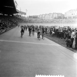 Finish Parijs. Doorkomst wielerbaan Parc des Princes, Bestanddeelnr 905-2287