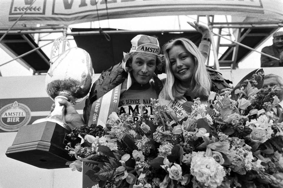 Finish Olympias Tour ( Amsterdam Noord ), winnaar Arie Hassink in de bloemen, Bestanddeelnr 929-7409