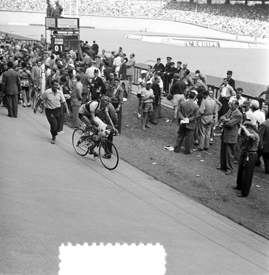 Finish Parijs. Jan Nolten op de wielerbaan van het Parc des Princes, Bestanddeelnr 905-2264