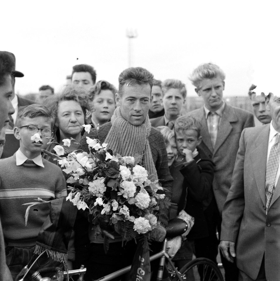 Finish Ronde van IJsselmeer . Etappewinnaar L. van der Brand, Bestanddeelnr 907-8421