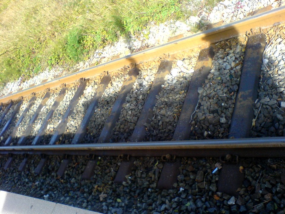 Fischhausen-Neuhaus Bahnhof — Gleisbett mit Ölflecken 2014