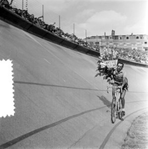 Finish Parijs. Fausto Coppi, winnaar algemeen klassement en gele truidrager, rij, Bestanddeelnr 905-2277