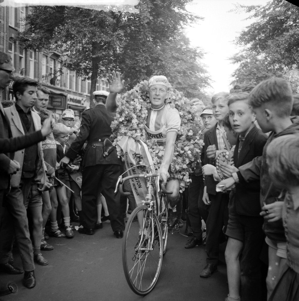 Finish Olympiatour in de Javastraat. Mik Snijder in de bloemen, Bestanddeelnr 912-5997