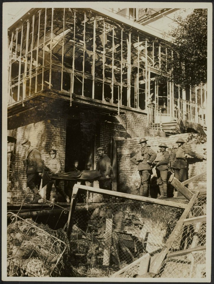 First pictures of Cambrai. A scene at the entrance to the advanced Dressing Stai, Bestanddeelnr 158-2795