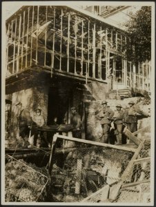 First pictures of Cambrai. A scene at the entrance to the advanced Dressing Stai, Bestanddeelnr 158-2795
