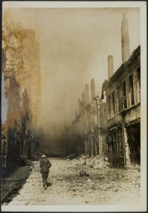 First pictures of Cambrai. A street in flames on the same morning as the Germans, Bestanddeelnr 158-2751