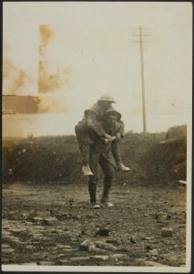 First pictures of Cambrai. Just outside Cambrai. A brave deed. This man brought , Bestanddeelnr 158-2750